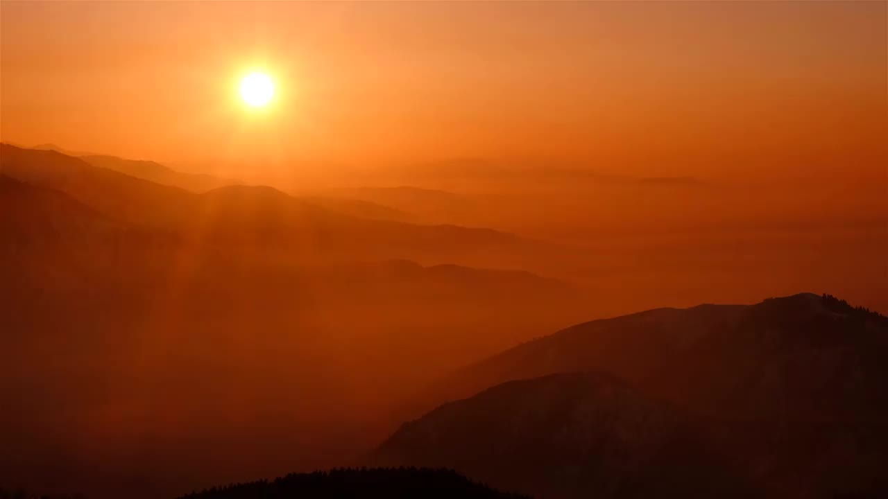 山脊日落雾大气视频素材