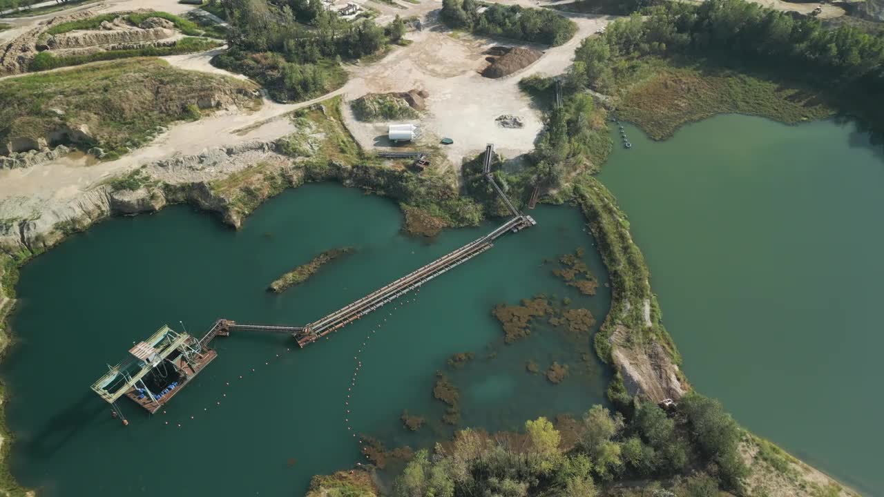 露天采石场废弃的绿水鸟瞰图视频下载
