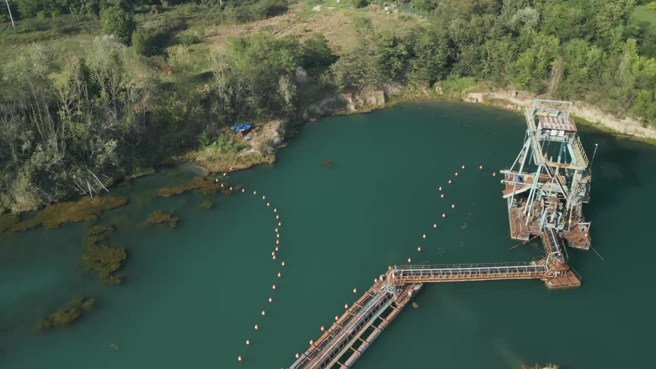 露天采石场废弃的绿水鸟瞰图视频下载