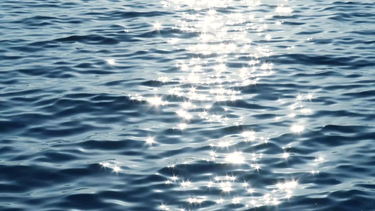阳光下闪闪发光的水面视频下载