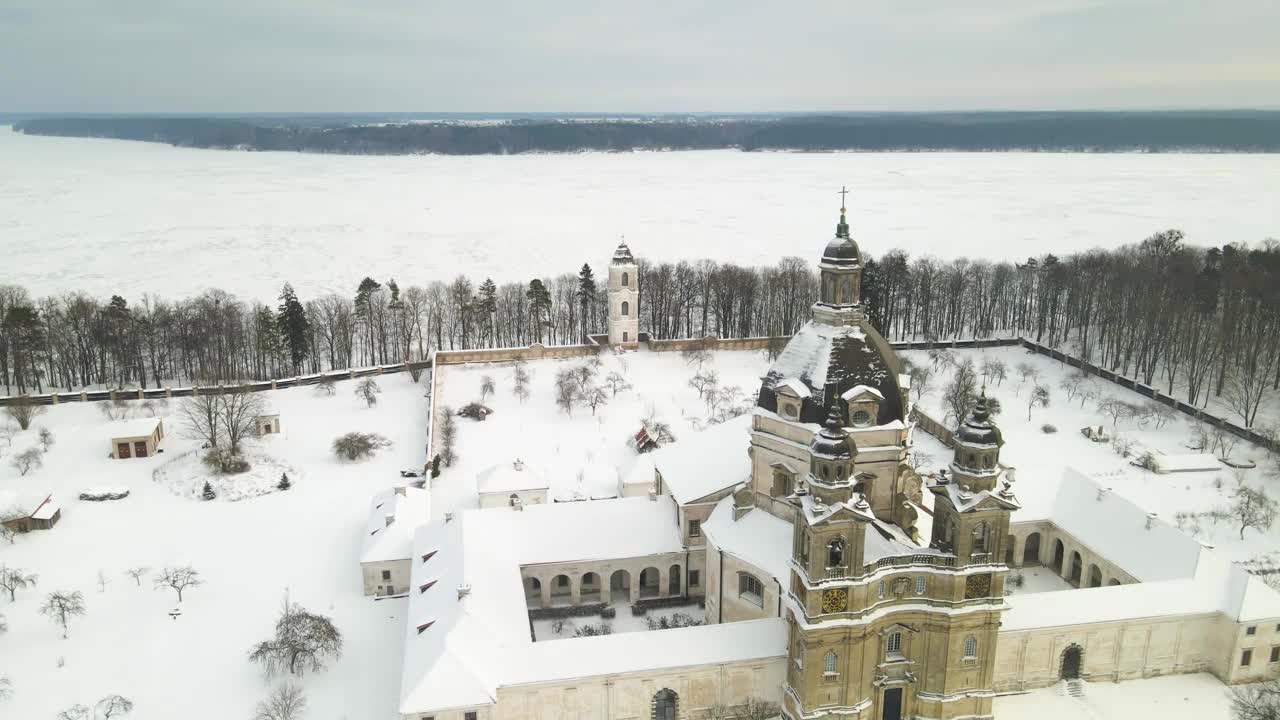 无人机拍摄的帕扎伊斯利斯修道院和冬天在立陶宛考纳斯的探访教堂视频下载
