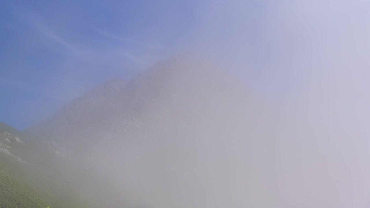云雾缭绕的北武山(延时拍摄)视频下载