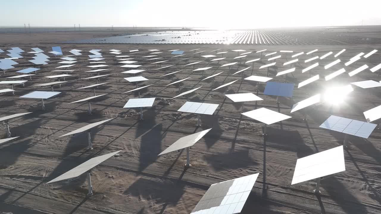 日落时用背光拍摄的太阳能发电厂视频下载