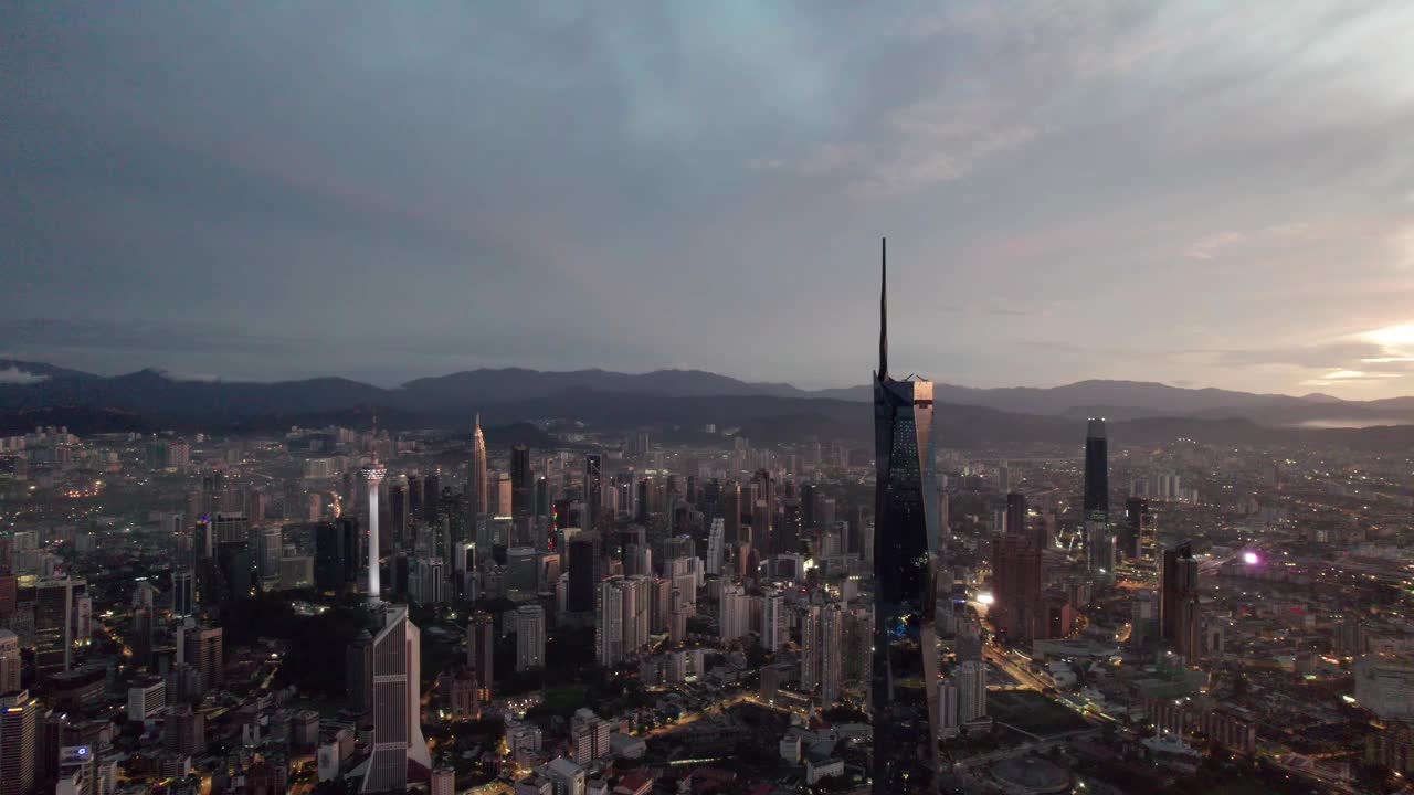 在亚洲最高建筑的吉隆坡城市天际线建立空中电影b-roll拍摄日出。视频下载