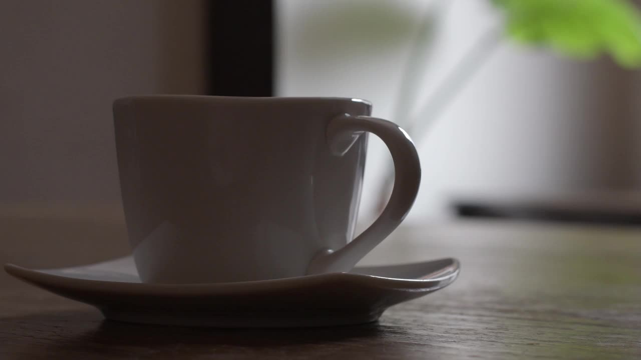 往杯子里倒咖啡视频下载