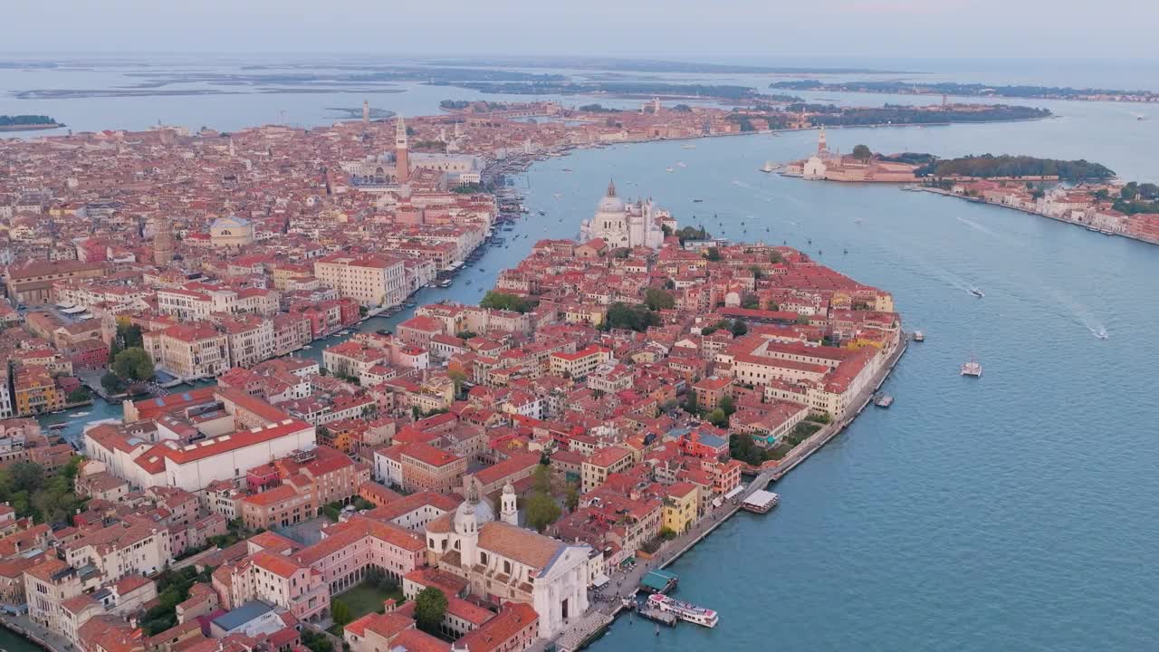 欧洲意大利威尼斯大运河鸟瞰图。世界上的二线城市。视频下载