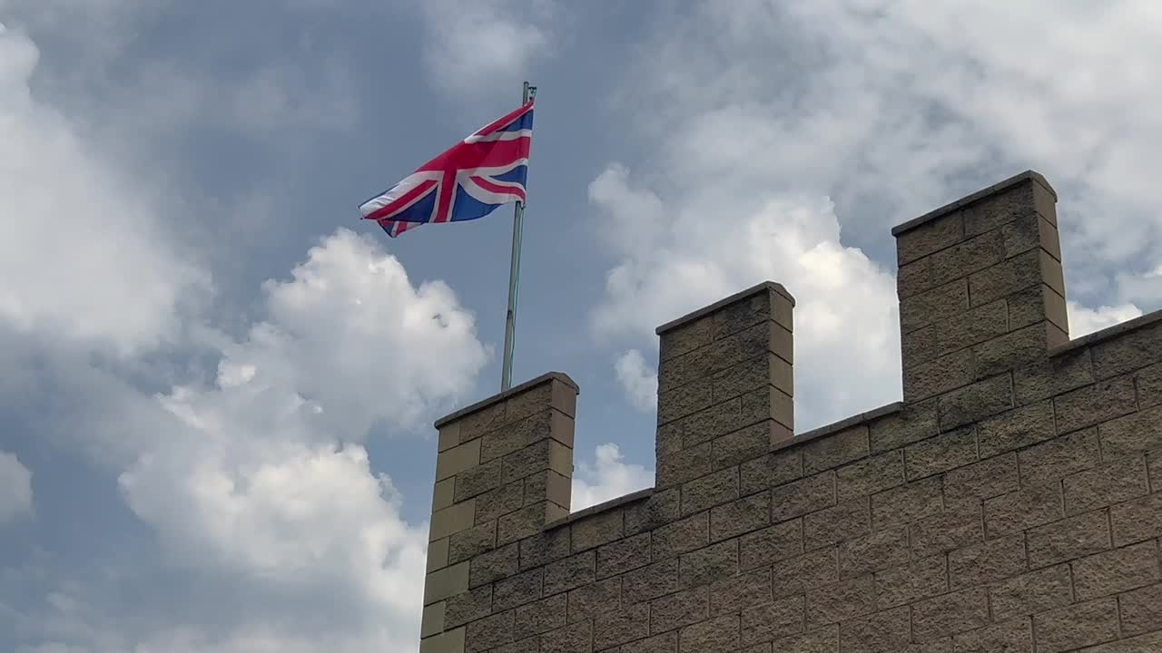 英国飞上城堡视频下载