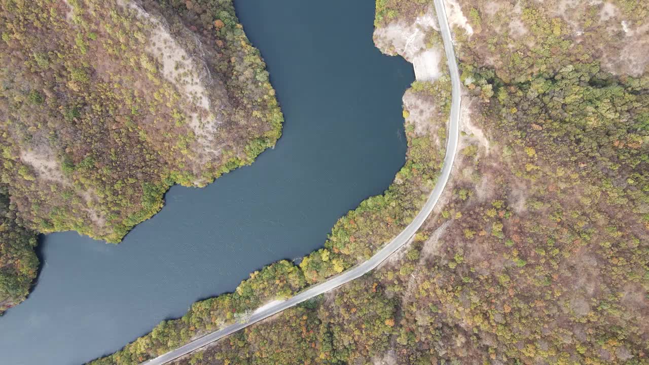 从空中俯瞰秋天的Krichim水库，Rhodopes山，保加利亚视频下载