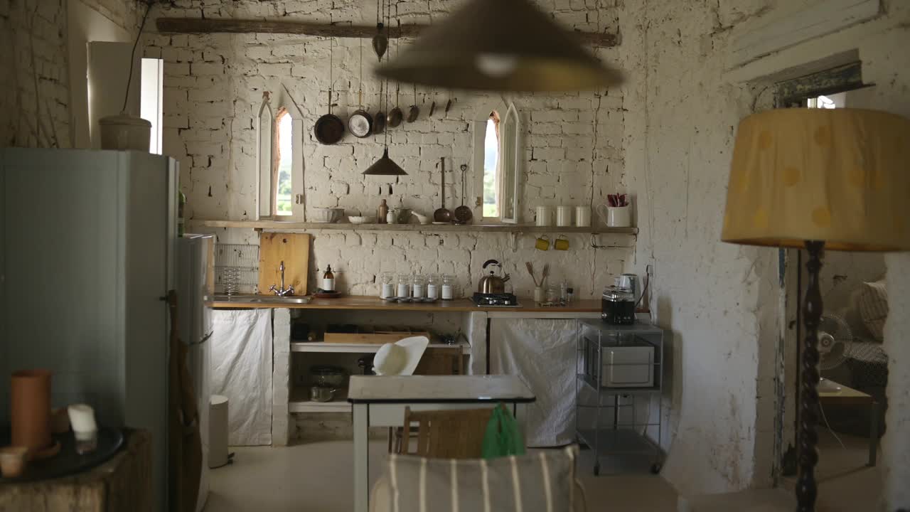 厨房，室内和复古的家，早上有煤气炉上的水壶准备咖啡或茶。背景，桌子和房间在公寓住宅与家具舒适或舒适的生活方式视频下载