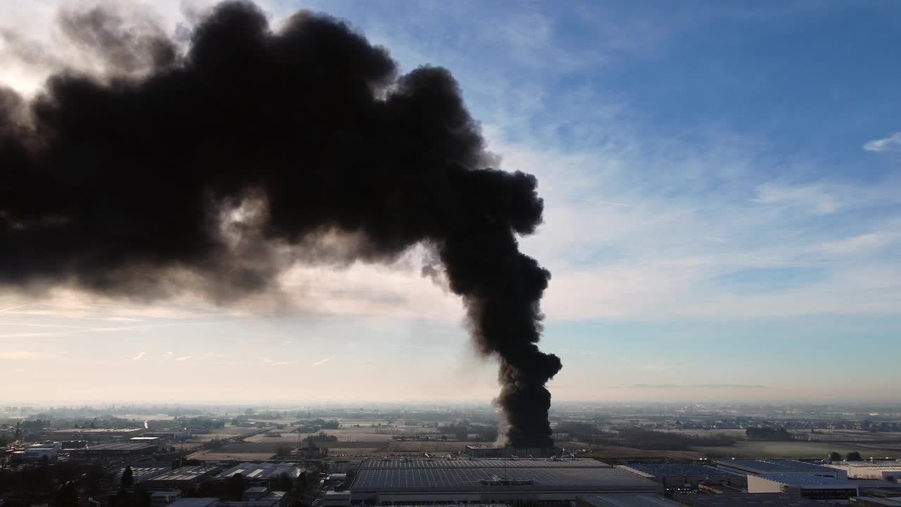 在米兰附近的意大利工厂大火的天空视图视频下载