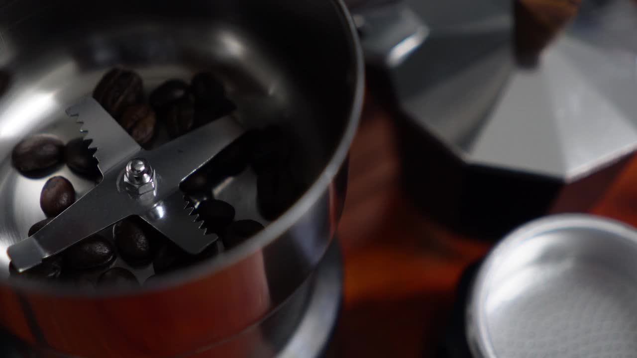 用咖啡研磨机研磨咖啡豆。视频下载