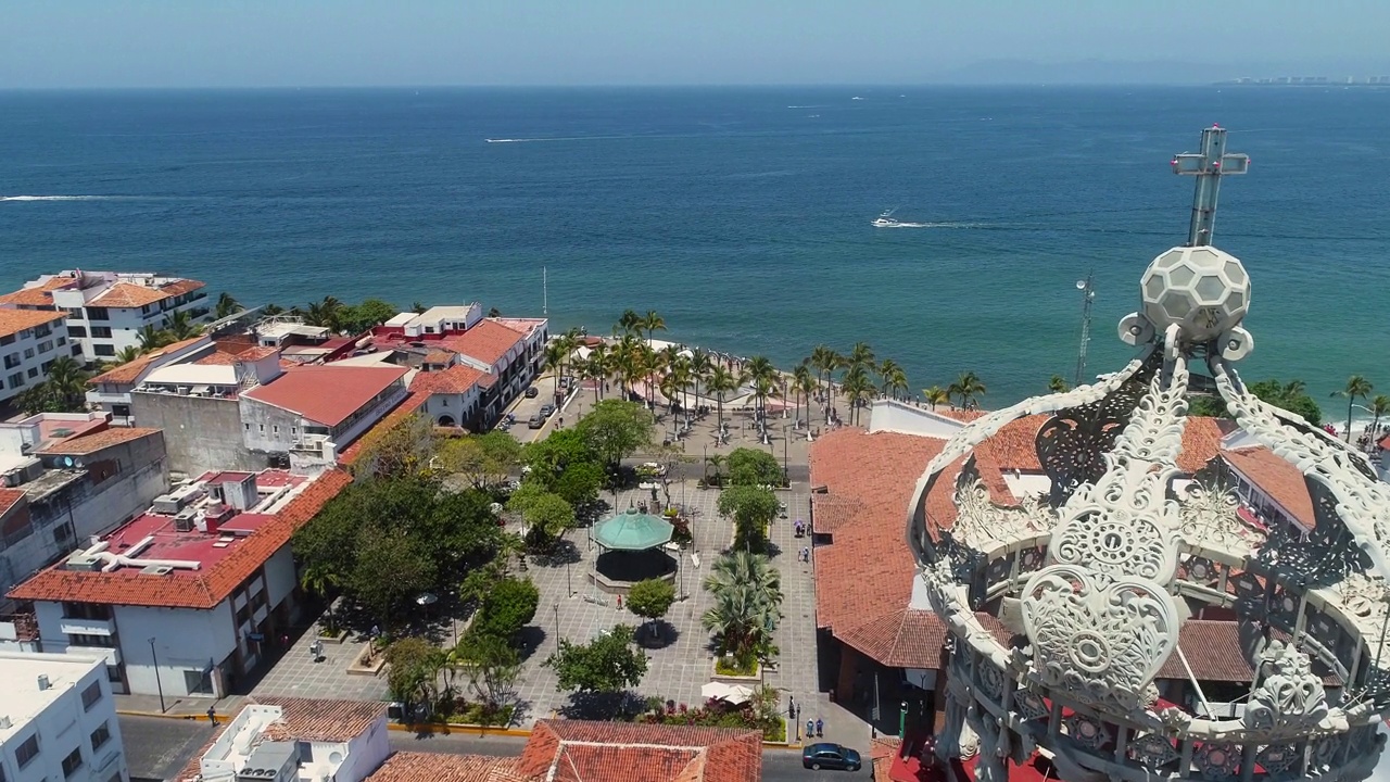 墨西哥巴亚尔塔港市中心的标志性教堂视频下载