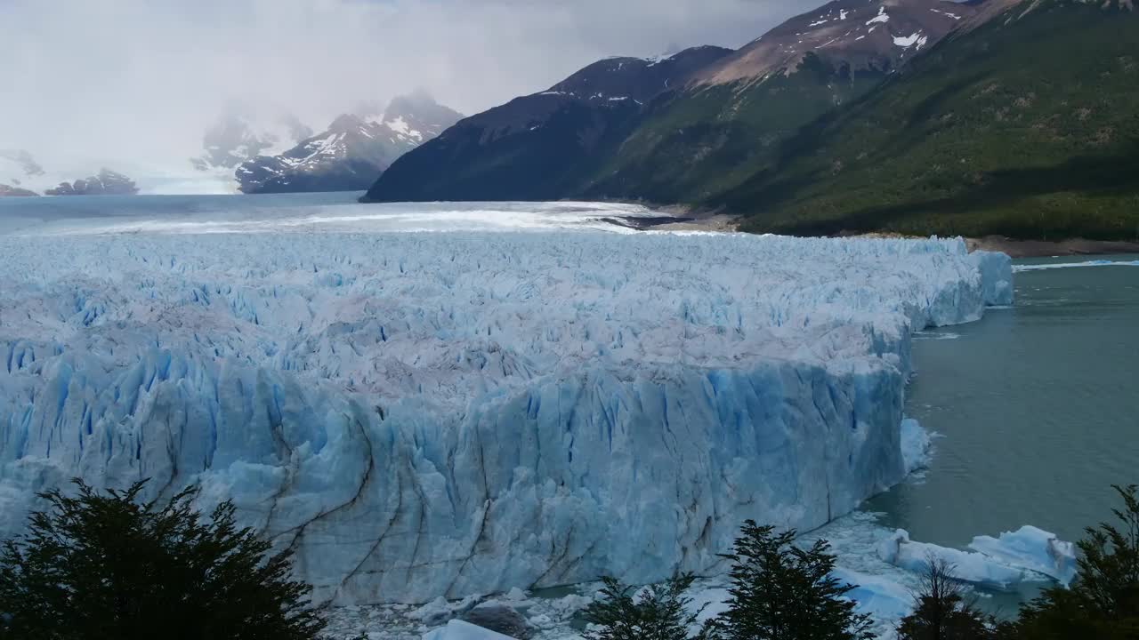 冰川的时间流逝，向下看冰川上移动的云视频下载