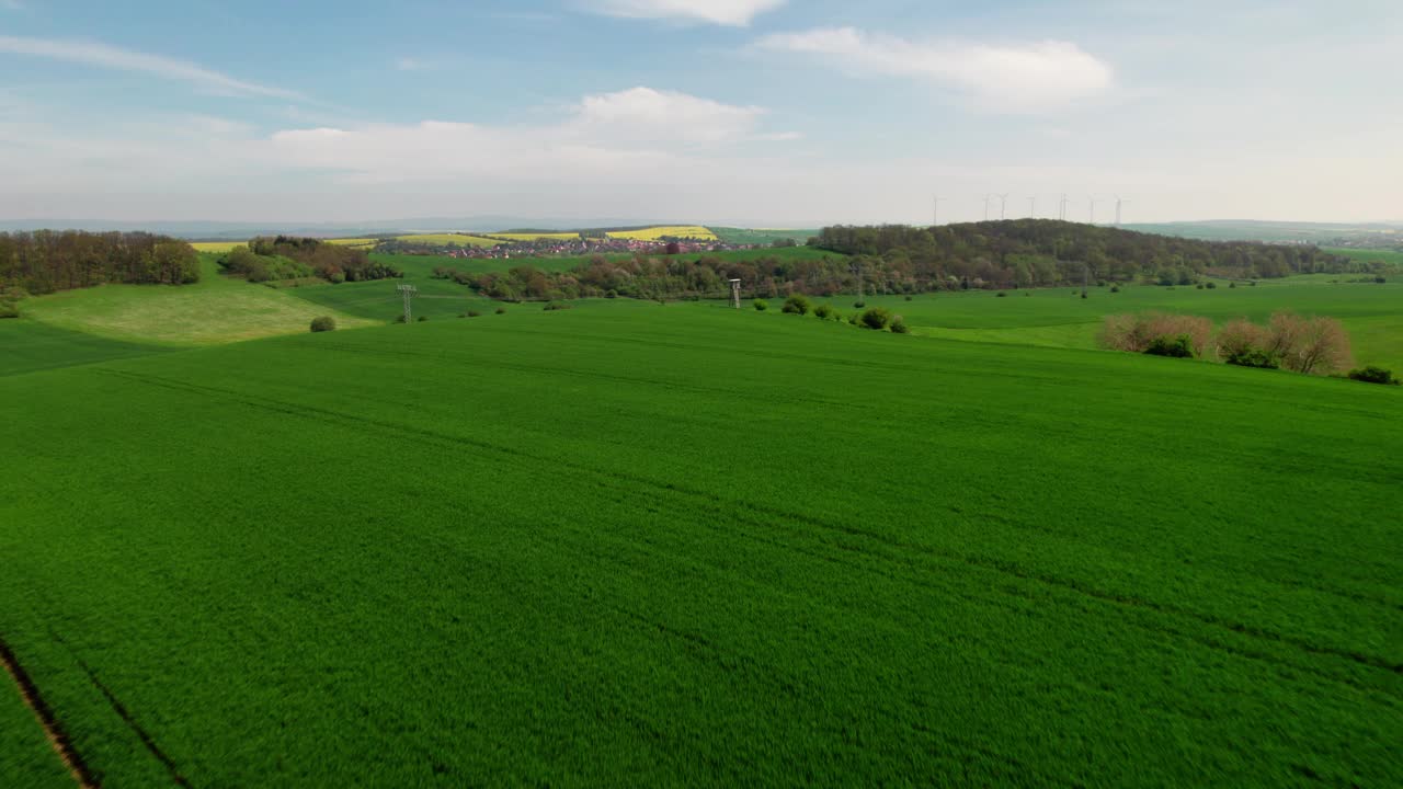 无人机在德国小镇的农田上空飞行视频下载