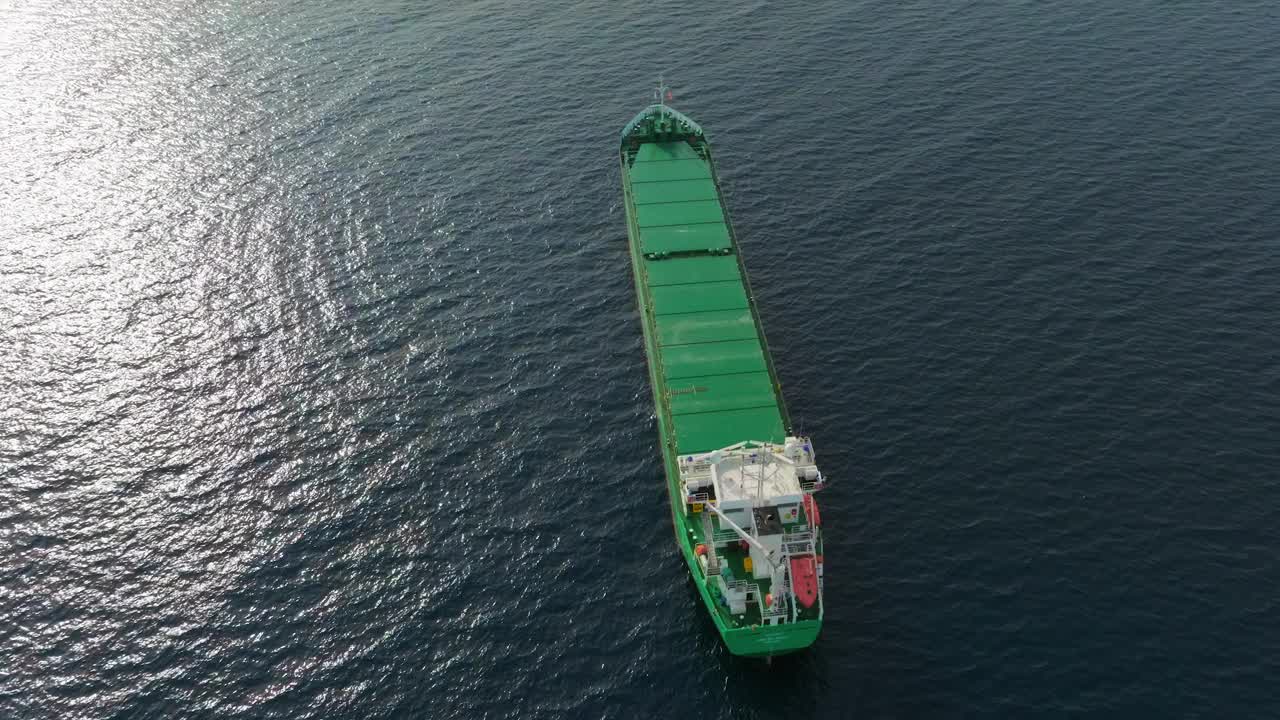 一艘散货船停泊在海上。鸟瞰图视频素材