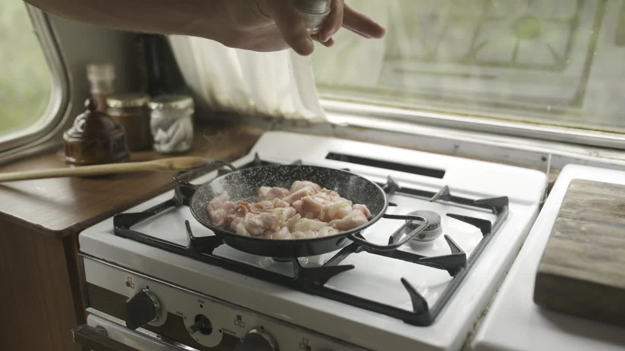 在家里的厨房里，煎锅、熏肉和手做早餐。特写，猪肉或准备在煤气炉上，盐对健康饮食的营养或吃饭的能量视频下载