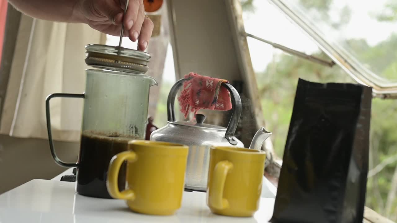 用手，咖啡和法式压壶在厨房准备含咖啡因的饮料。早上，杯子或马克杯和蒸汽在公寓开始或开始日常工作视频下载