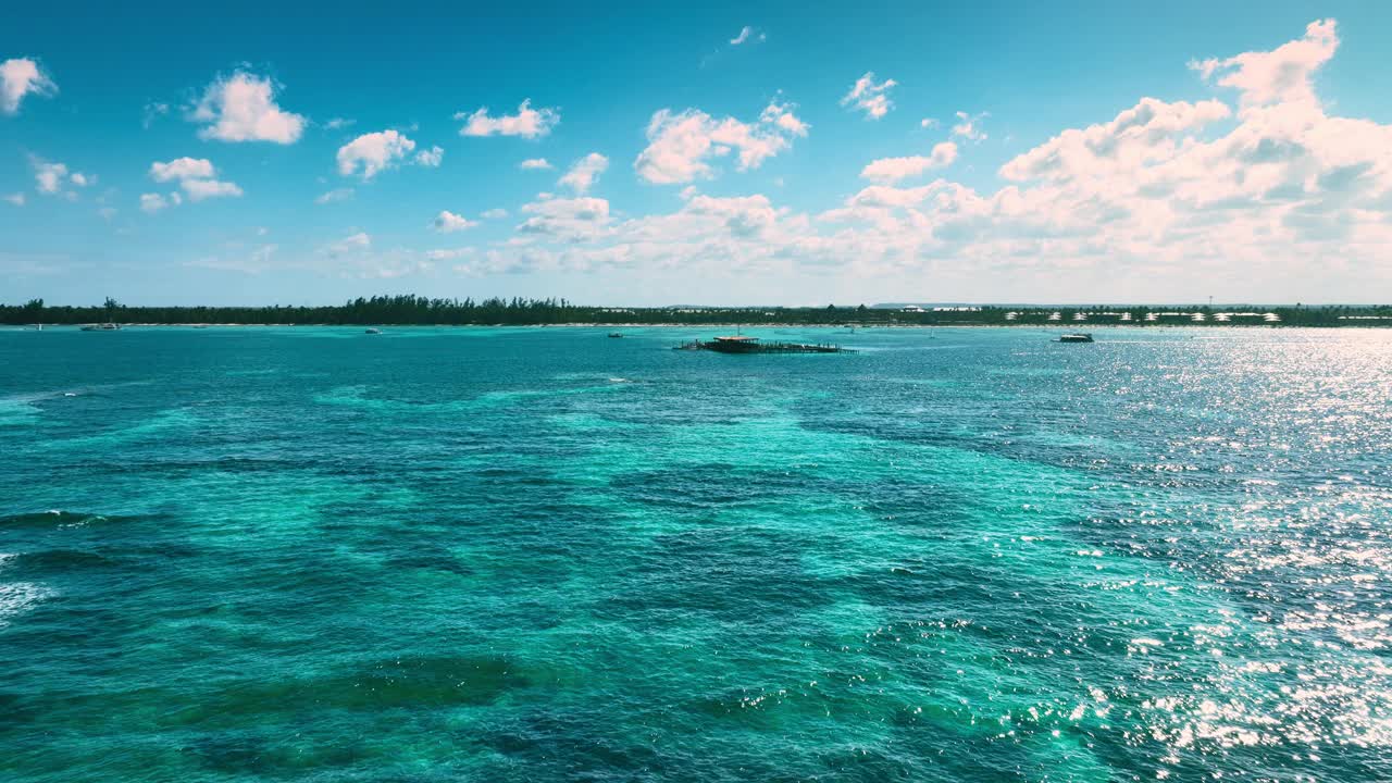 航拍全景的珊瑚礁和游泳池在加勒比海，热带岛屿在水和地平线与野生海滩海岸与棕榈树丛林4k无人机视频视频下载
