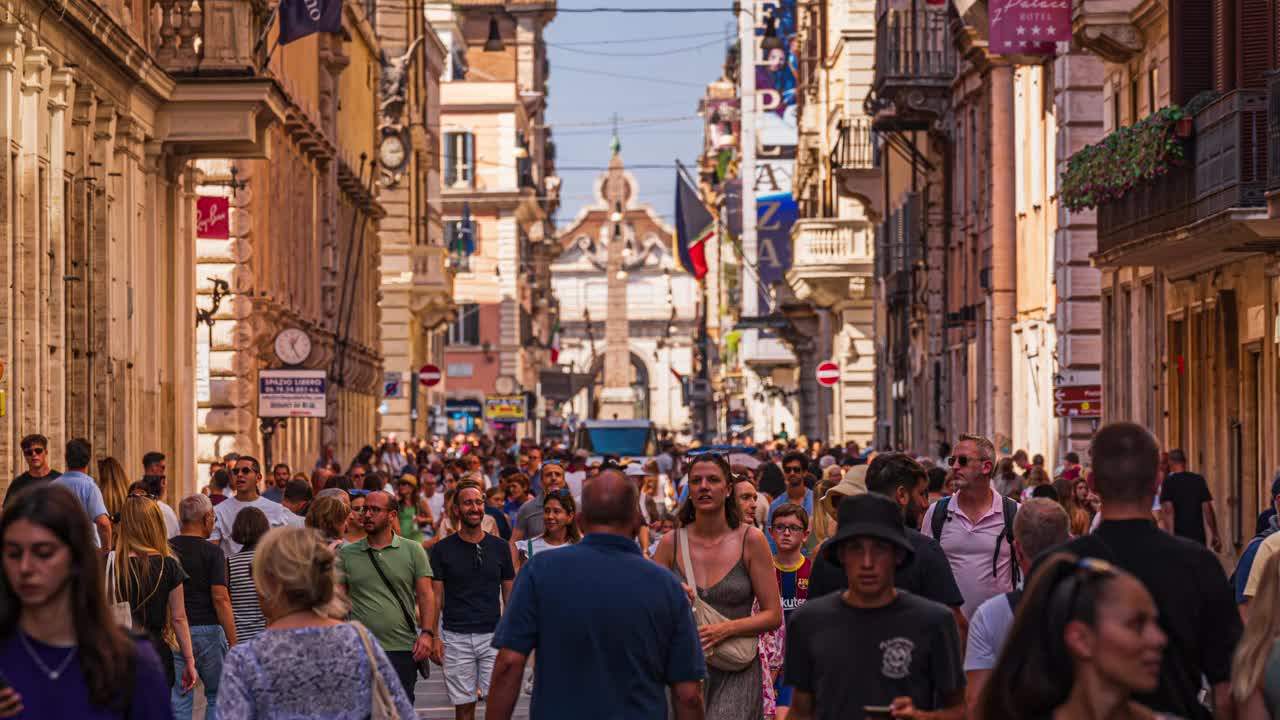 人们在Via del Corso著名的街道旅游散步和观光，这是罗马地区的购物街，可以看到维克多·伊曼纽尔二世的纪念碑，意大利视频下载