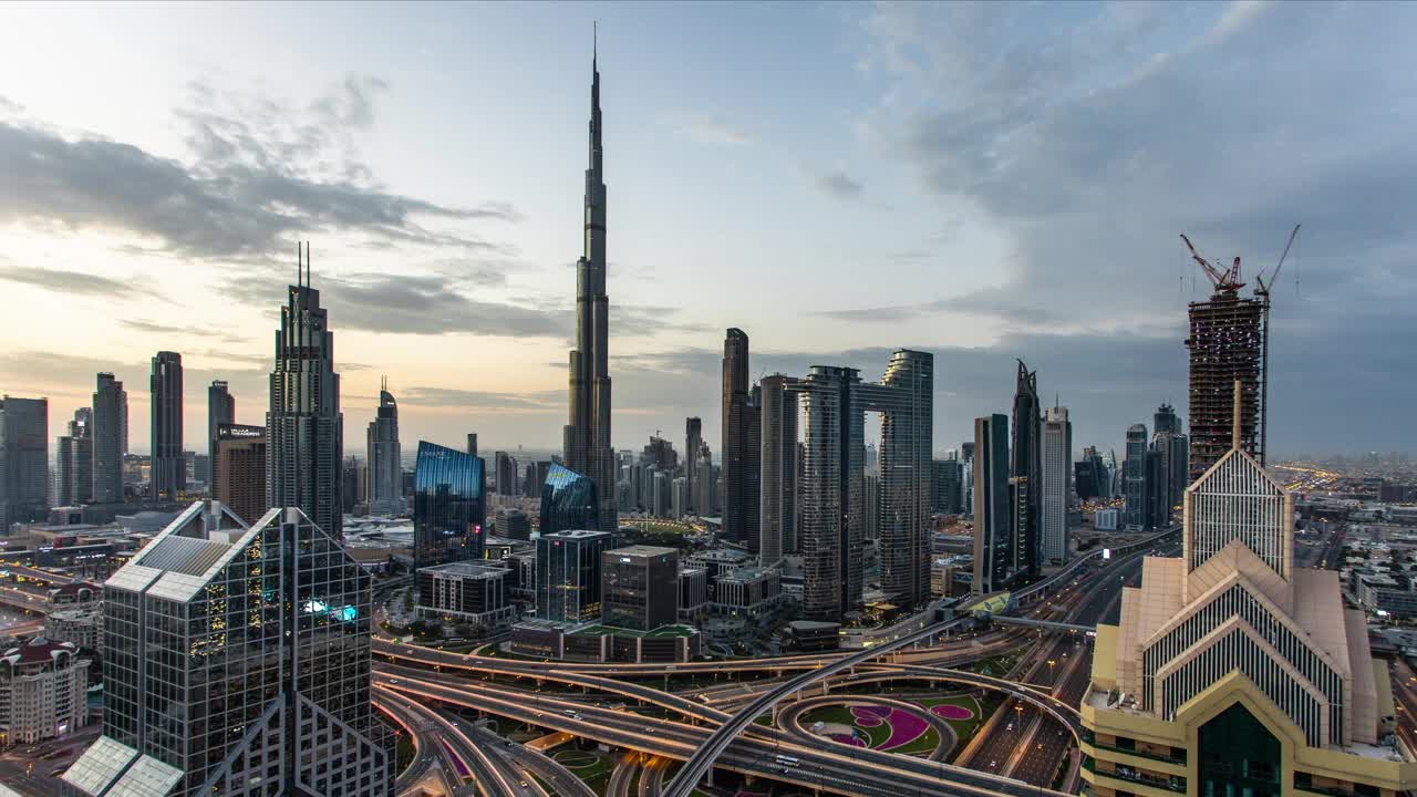时间流逝迪拜哈利法塔的天际线在戏剧性的日落鸟瞰图，阿拉伯联合酋长国视频下载