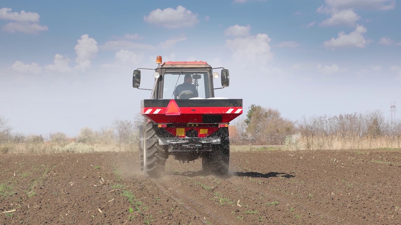 农民用农机给农田施肥视频下载