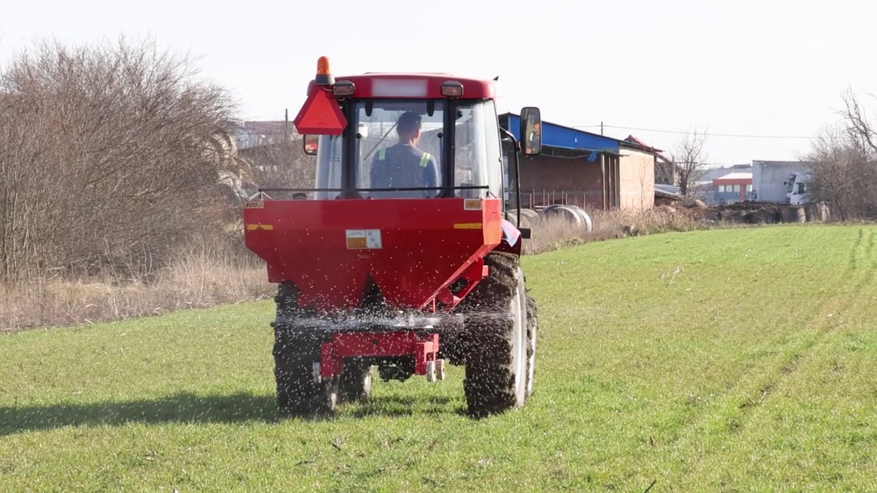 农民用农机给麦田施肥视频下载