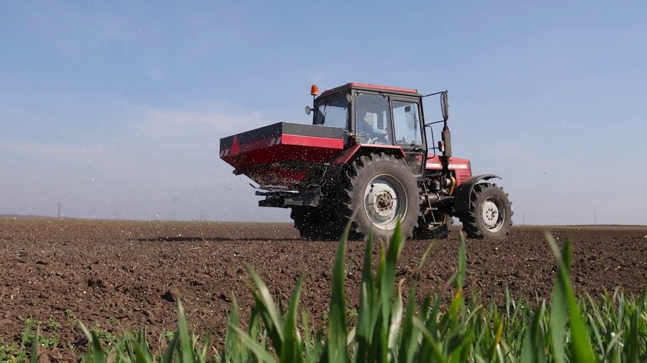春天，农民用农机给农田施肥视频下载