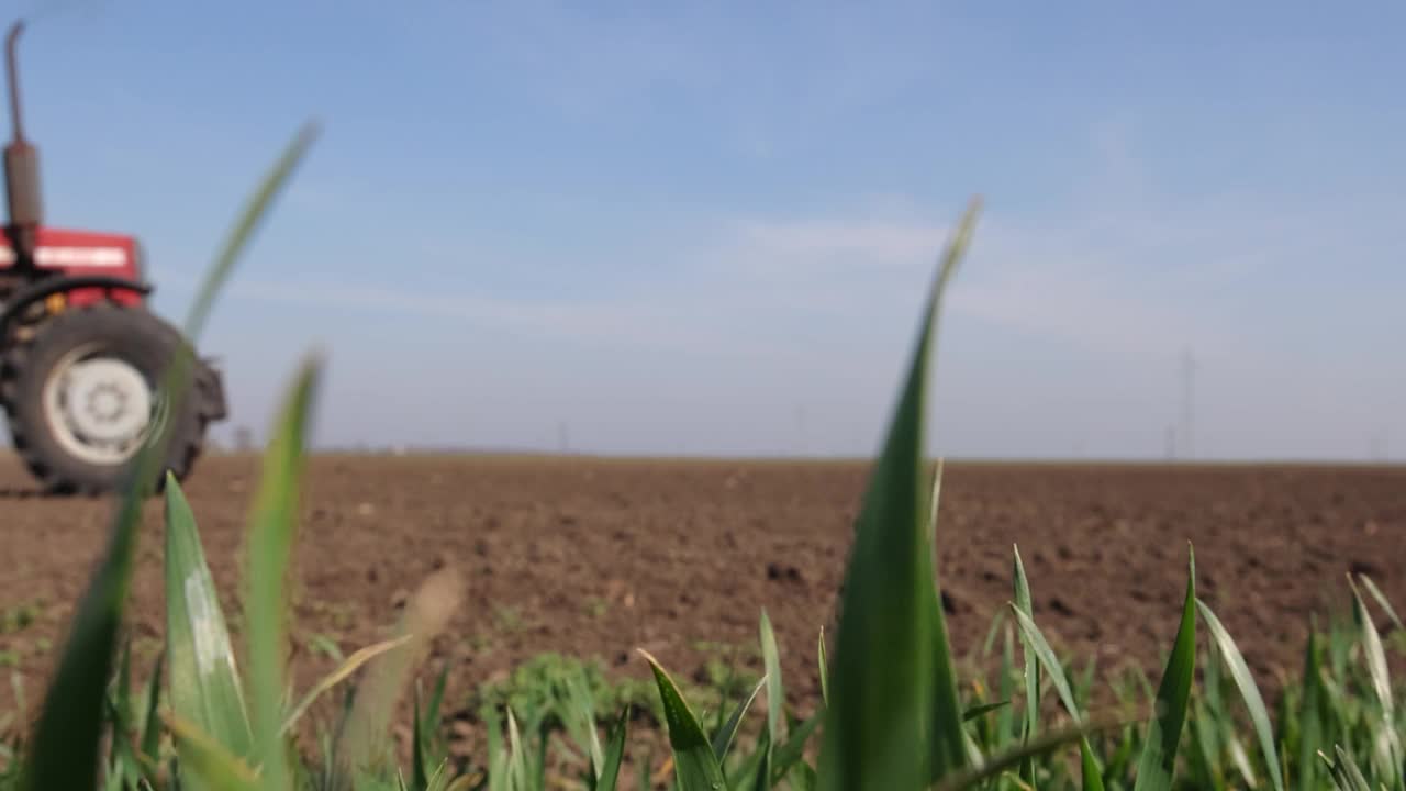 春天，农民用农机给农田施肥视频下载
