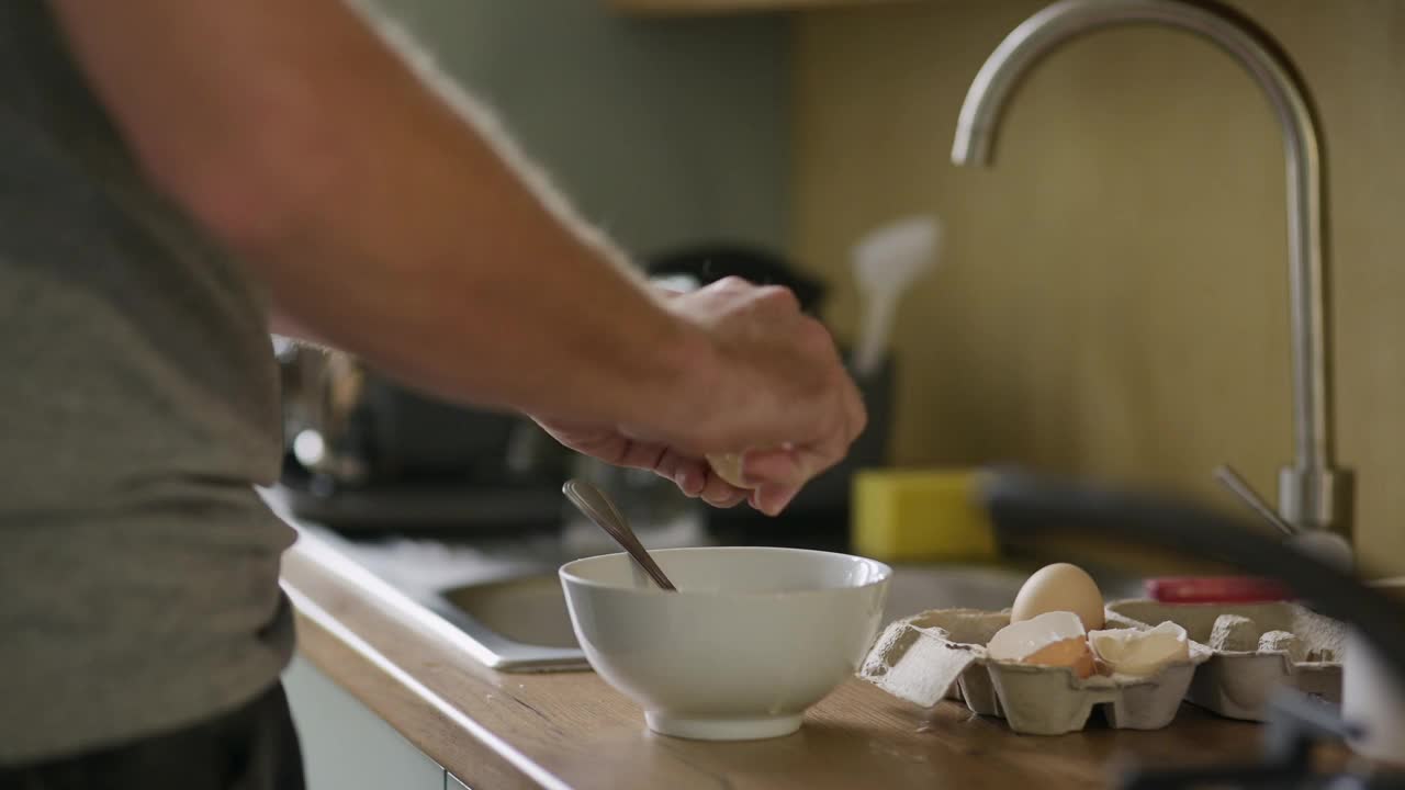男人，手和搅拌碗鸡蛋煮早餐，早餐或准备在厨房。男性在家中制作蛋白质食品、零食或混合天然或新鲜农产品的特写视频下载