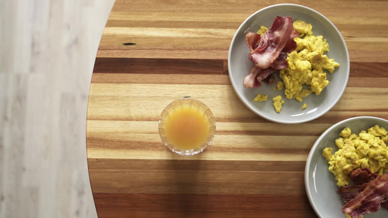 上图是餐桌上的食物和早餐熏肉蛋，以及公寓里展示的健康餐。早上吃人、餐盘和煎蛋卷，在家里吃早餐和蛋白肉补充营养视频下载