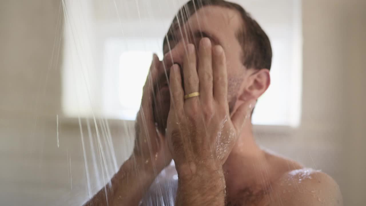 早上淋浴，水和男人洗脸和胡须在家庭浴室平静的例行护肤。清洁，身体和飞溅的皮肤，以修饰，自我护理和公寓人员的卫生视频下载