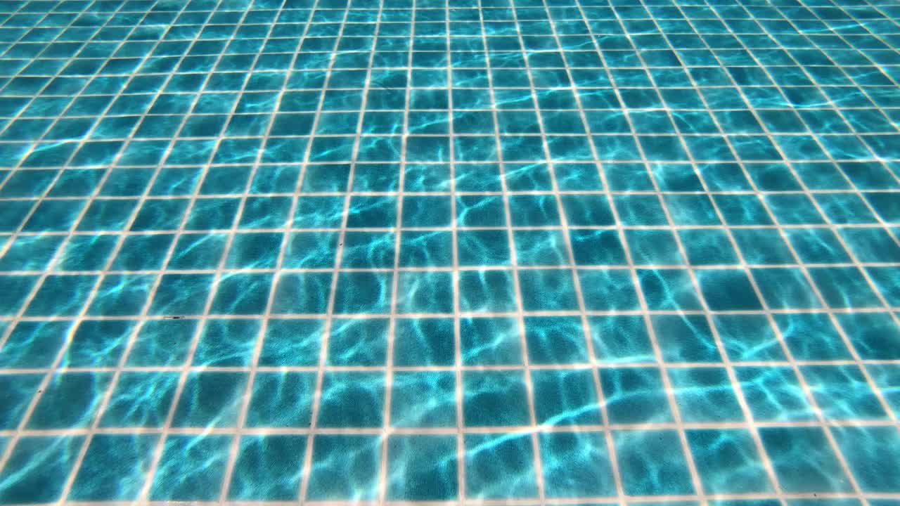 在湛蓝透明的泳池下潜水，近距离观看4K动态场景视频下载