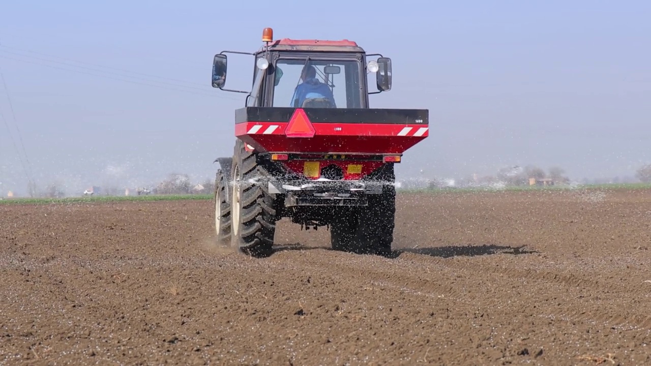 农民用农机给农田施肥视频下载