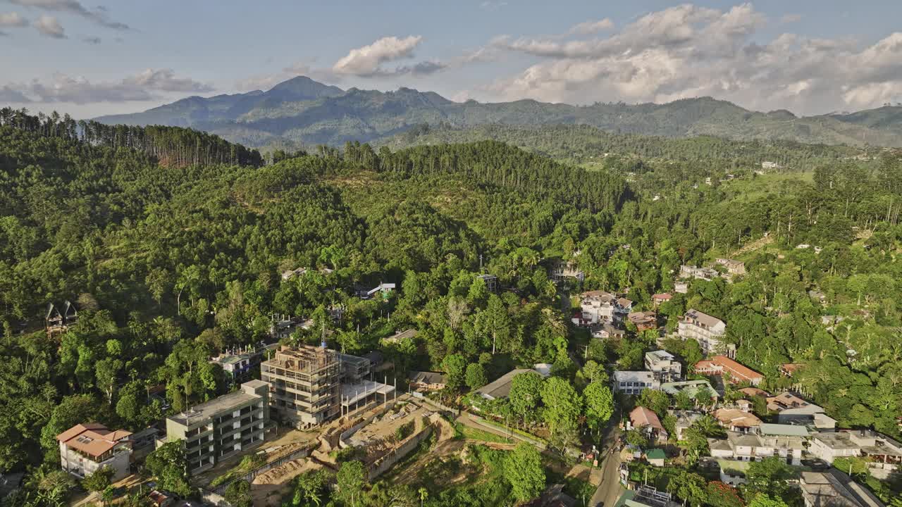 Ella Sri Lanka Aerial v2电影级无人机飞越山坡度假酒店，捕捉丘陵地形的山景和郁郁葱葱的原始山谷景观-用Mavic 3 Cine拍摄- 2023年4月视频素材