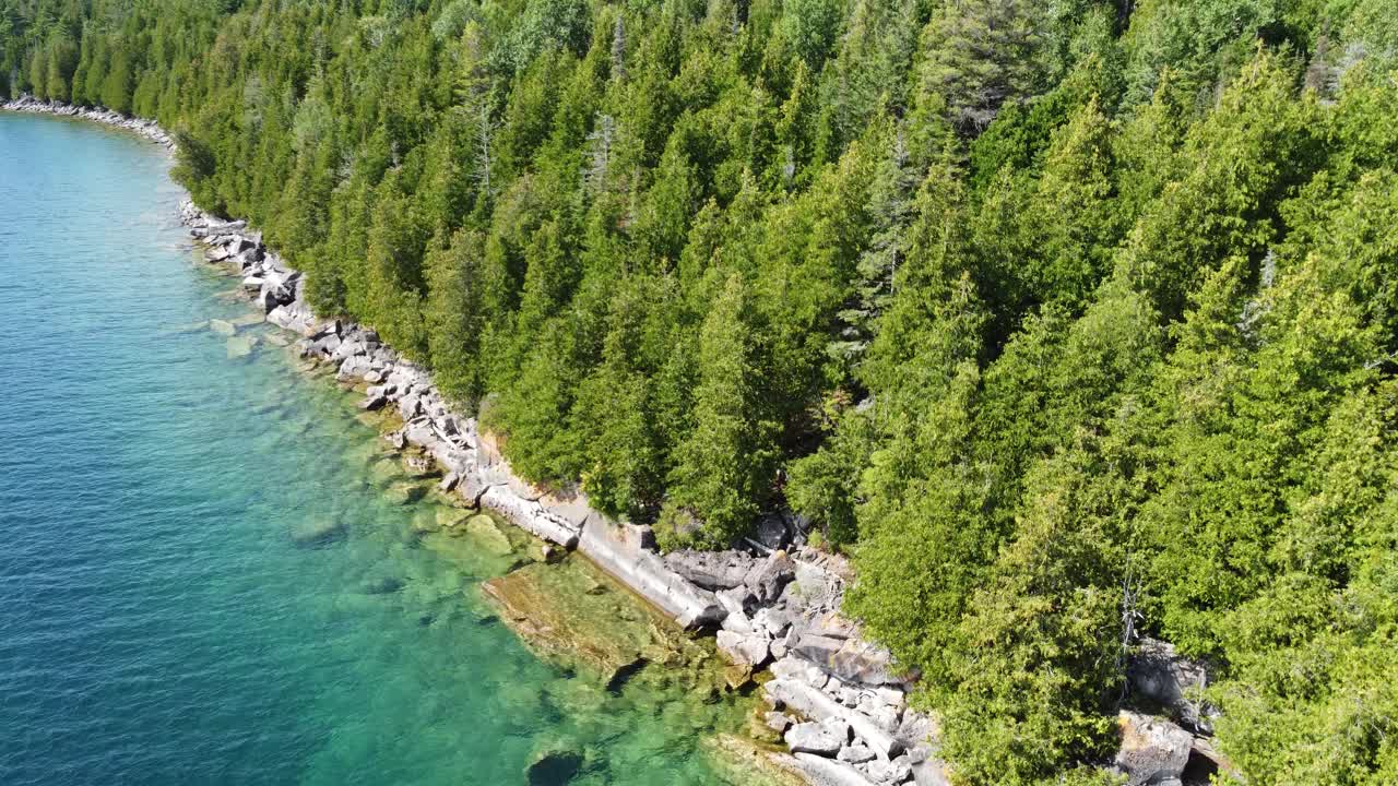 在加拿大安大略省的乔治亚湾发现绿色的森林和岩石海岸线以及绿松石般的海水视频下载