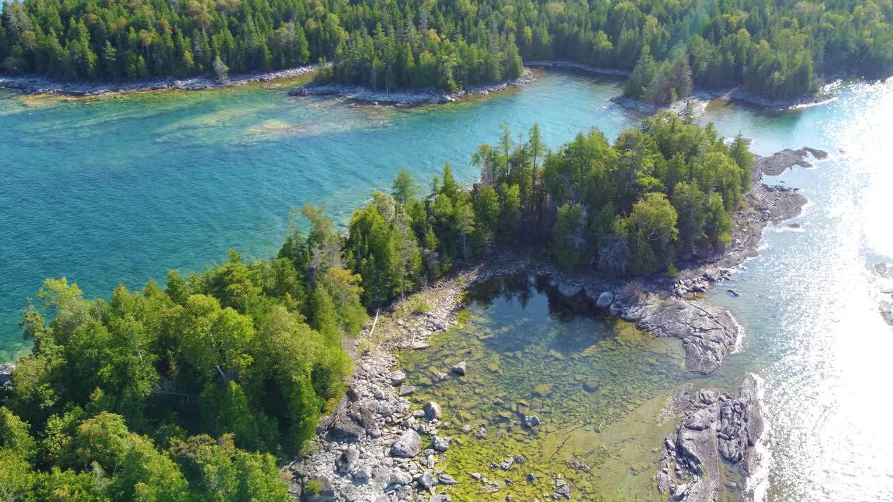 加拿大安大略省乔治亚湾的绿松石水和绿色森林的神奇湖泊视频下载