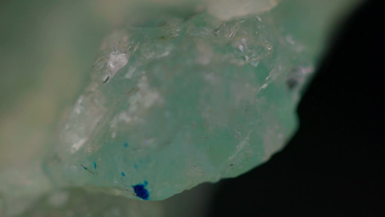 近景天然水晶亚马逊石纹理旋转抽象背景视频下载