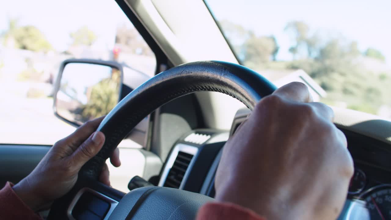 成熟的女人开车去上班视频下载