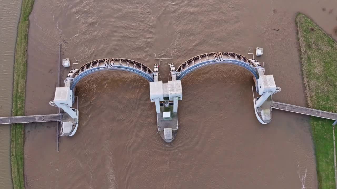 从一个自上而下的角度来看，撤退和消失的Driel堰的无人机拍摄视频下载