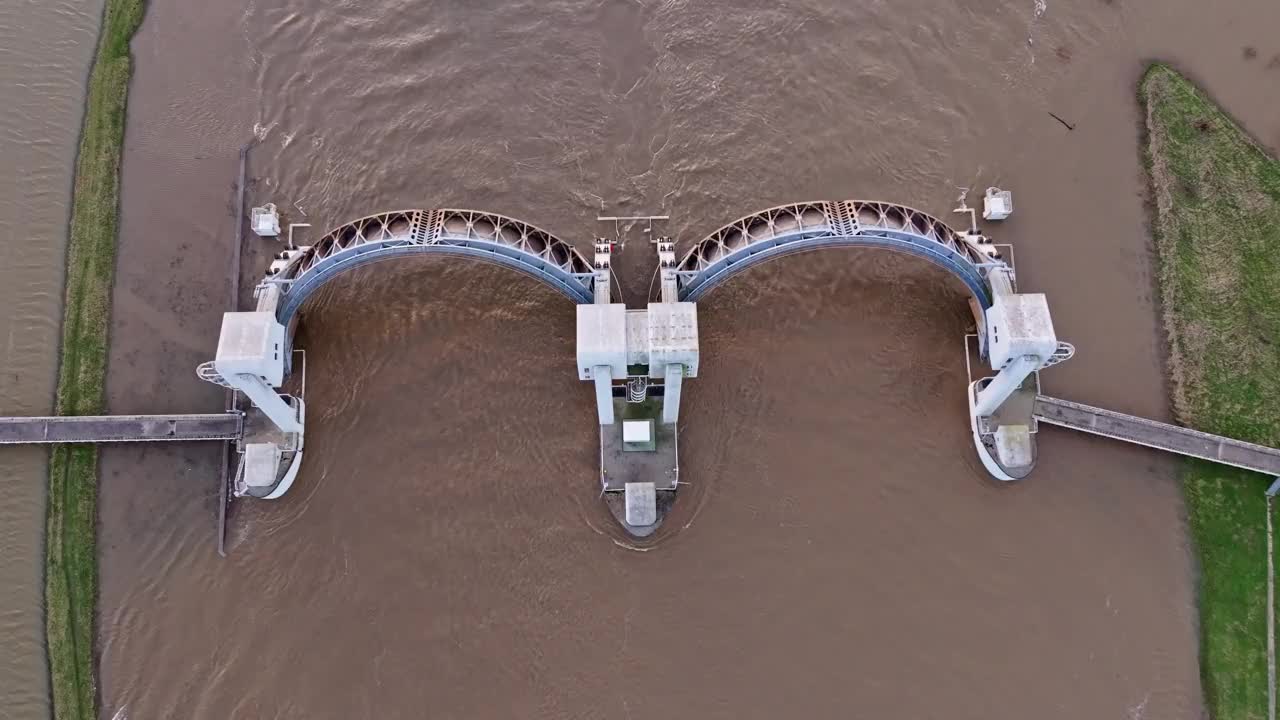 无人机在高水位期间拍摄了一艘货船通过德里尔堰的画面。城堡的门是开着的视频素材