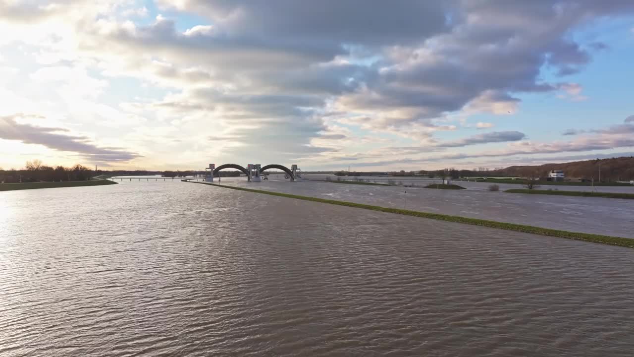 接近无人机拍摄的堤防在高水位在日落期间视频素材
