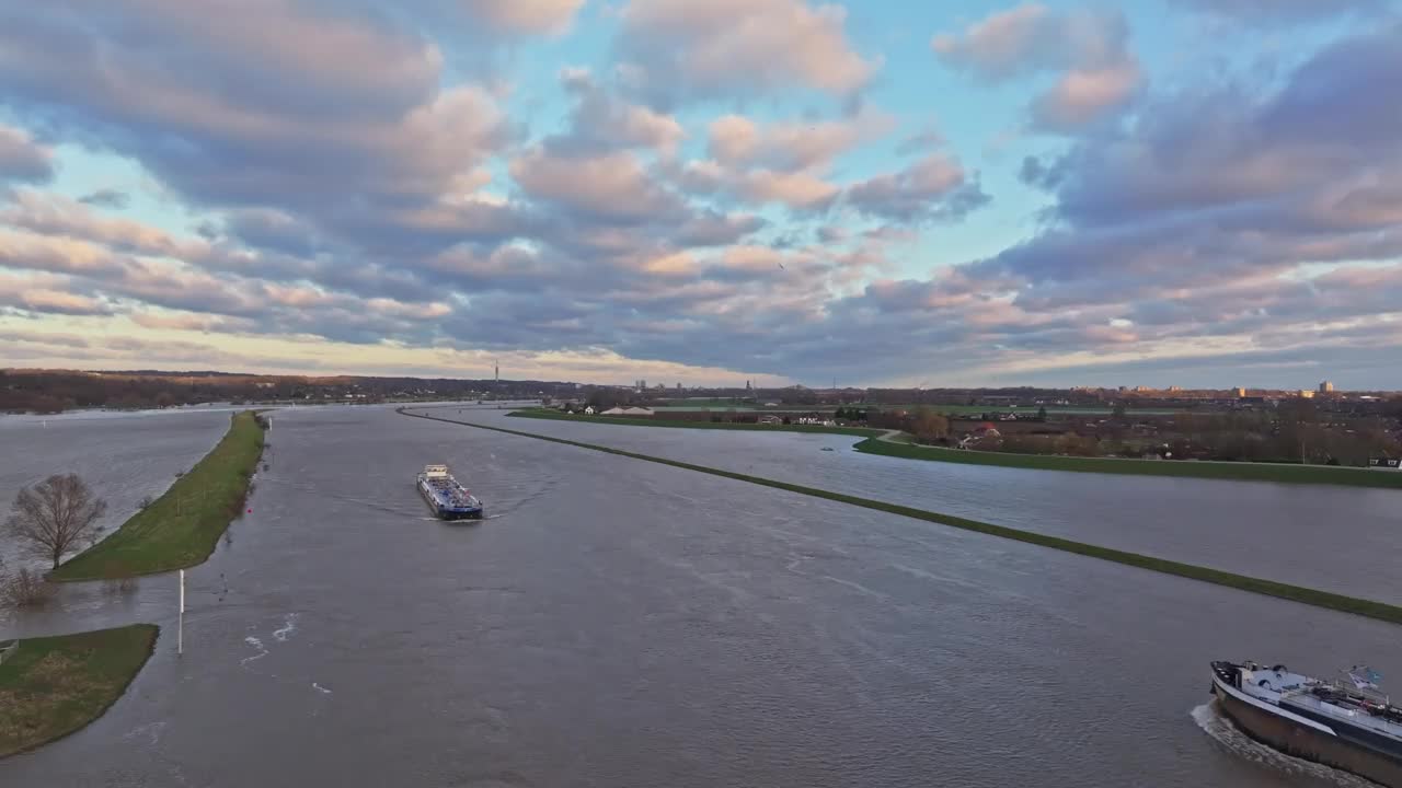 以下是无人机拍摄的货轮在水位高的莱茵河上相互驶过的画面。视频素材