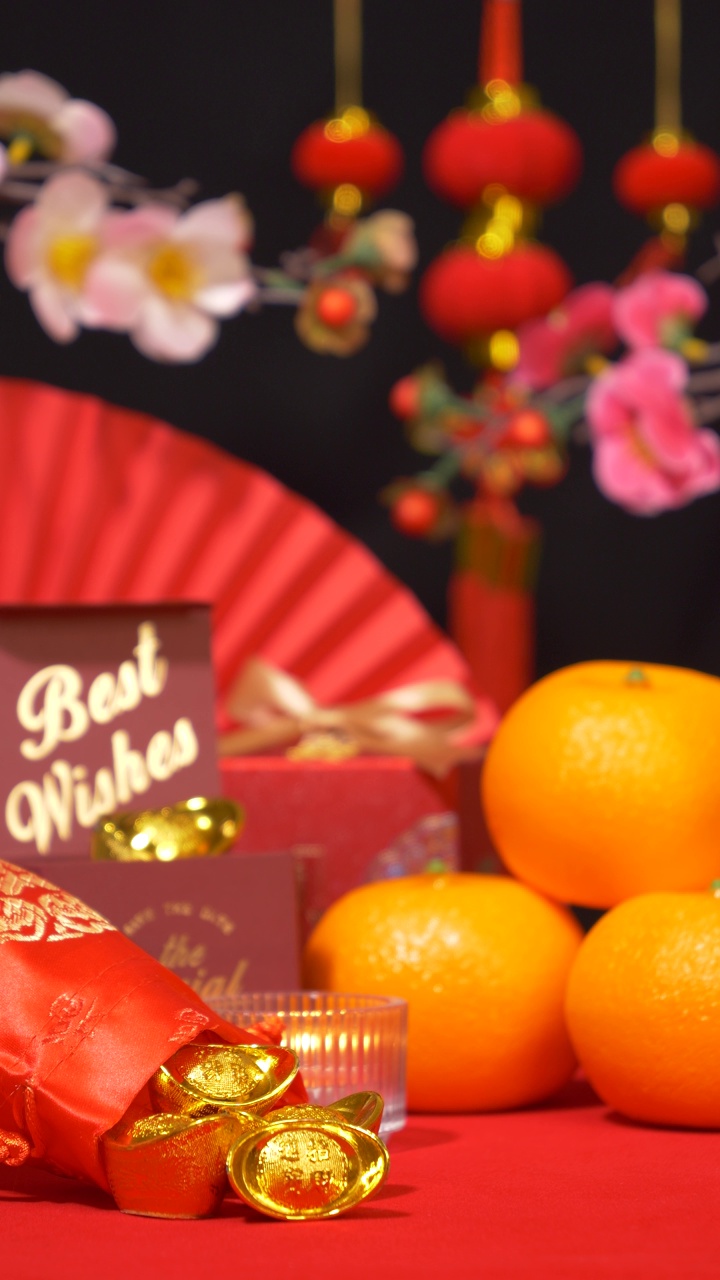 以中国农历新年为背景，以红色为主题，以吉祥物品装饰点缀视频下载