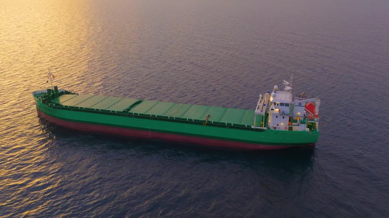 日落时分，巨大的散货船油轮停泊在深蓝色的地中海上视频下载