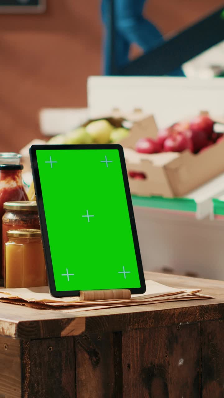 垂直视频设备显示绿屏模板在当地超市视频下载