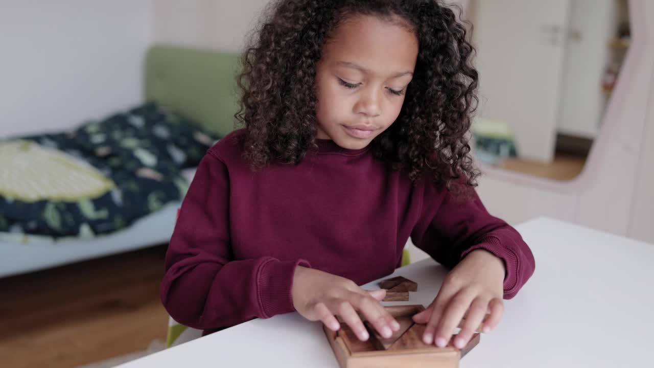 小女孩专注于木制拼图游戏视频下载