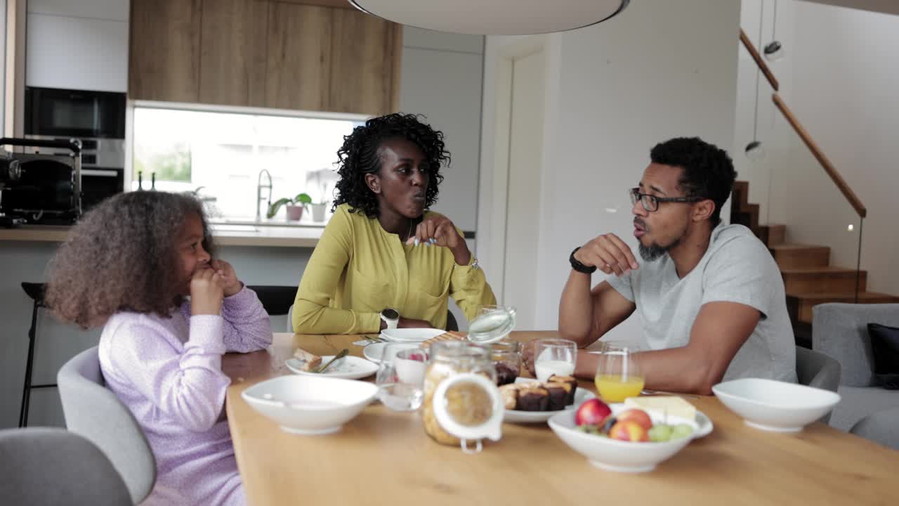 在现代家庭里一家人一起吃早餐视频下载