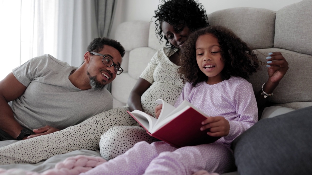 一家人在家里一起享受阅读时光视频下载