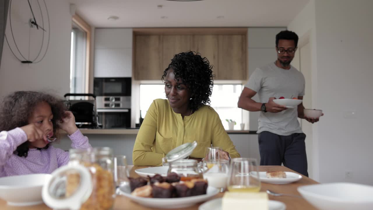 一家人在现代家庭中一起享用早餐视频下载