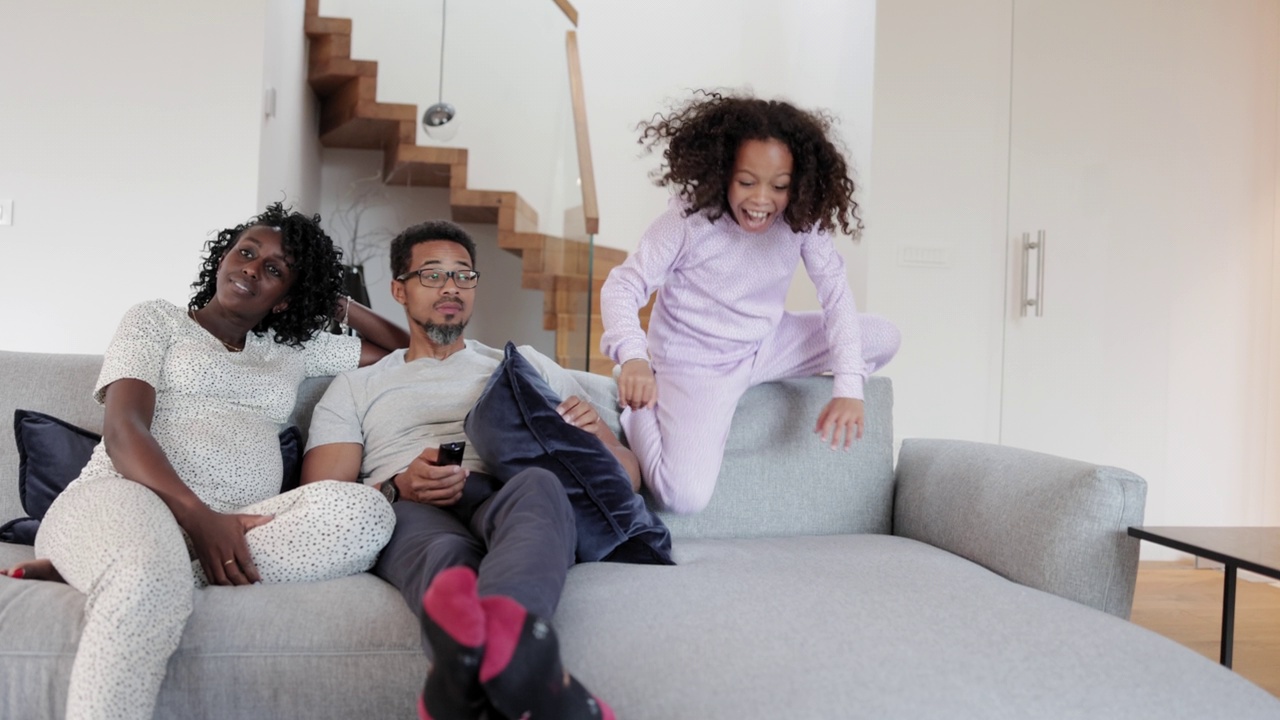 放松的家人在家里一起享受时光视频下载